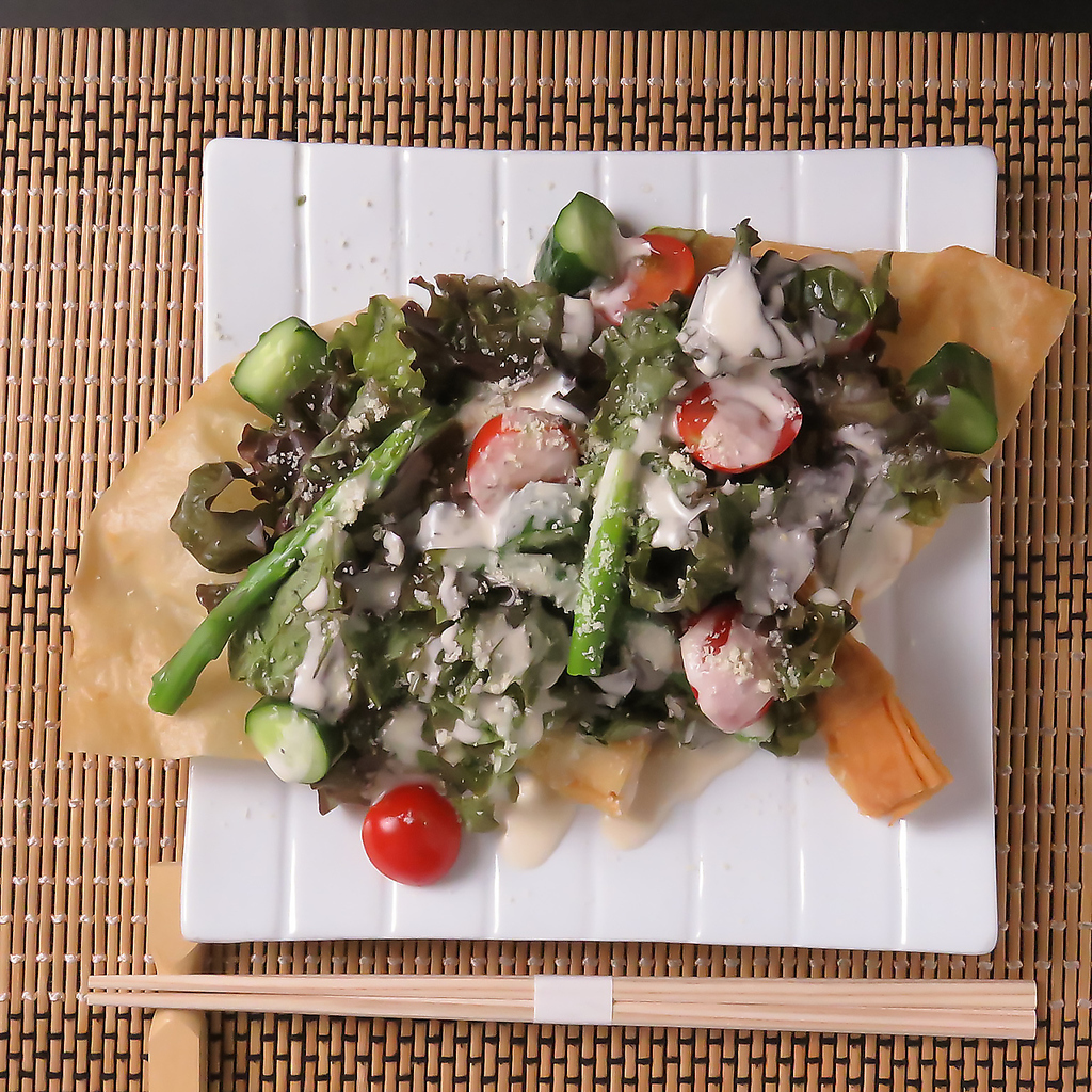 新鮮な野菜をたっぷり使ったサラダは、色とりどりの盛り付けが目を引き、素材の味を楽しめる一品です