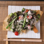 新鮮な野菜をたっぷり使ったサラダは、色とりどりの盛り付けが目を引き、素材の味を楽しめる一品です