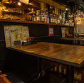 木目調を基調とした内観で、落ち着いた雰囲気が魅力です。ゆっくり会話を楽しみたい飲み会にもぴったり◎