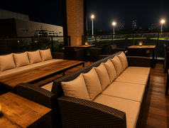 夜の夜景も最高です。※ラグジュアリーBBQプラン専用ソファ席です。【8名掛け×2席/4名掛け×1席/2名掛け×2席】