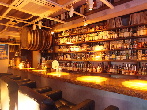 お酒の種類は洋酒中心に700種以上。静かにゆっくたりと、沖縄の夜を過ごせます