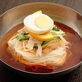 冷麺は"自社製麺工場"で改良を重ねのどごし、食べやすさをいつも追求しています。韓国でデトックス効果が高く親しまれているどんぐり粉を使用したどんぐり冷麺も李朝園のこだわりの逸品です。【名谷/神戸/焼肉/海鮮/韓国料理/中華/サムギョプサル/昼飲み/ランチ/デート/女子会/誕生日/居酒屋】
