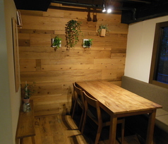 3～5名様用のテーブル席が１つございます。お隣との距離はございます