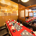 【個室貸切：22～34名様】店内には、テーブル席のほか、扉のついた半個室をご用意。静けさのある空間が広がっているので、落ちついてお食事をしたい会食やご接待にもぴったりです。本格中華の伝統の味とフレンチを取り入れた新しい中華料理のスタイル「ヌーベルシノワ」をお楽しみください