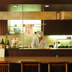貸切のご利用も承っております。友人や家族との特別なイベントや懇親会にぴったりの空間をご提供。プライベート感を大切にしながら、美味しい料理と共に心温まるひとときをお過ごしいただけます。