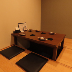 足を伸ばせる掘りごたつ席は、世代を問わず座り心地が良く、幅広いシーンにご利用いただけます。長時間のお食事も快適に楽しめますので、各種宴会にオススメです。