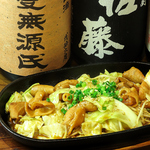 旨みたっぷりのホルモンを鉄板で香ばしく焼き上げ、熱々のまま味わえる一皿。食欲をそそる逸品です。