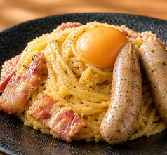 燻製ベーコンと焦がしニンニクの背徳アヒージョパスタ