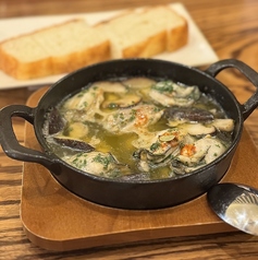 牡蠣とキノコのアヒージョ