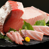 産地直送の魚介をその日のうちに職人が捌く、刺身は鮮度抜群。口に入れた瞬間に広がる旨みと清々しい香りを、一切れごとにお楽しみください。各種ご宴会は飲み放題宴会のご案内も可能。少人数の飲み会から会社宴会までご希望に合わせて手配いたします。まずはお気軽にご相談ください！