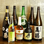 鹿児島の地酒やこだわり焼酎を豊富に取り揃え、飲み比べも楽しめる充実のラインナップです。