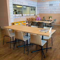 店内には6名掛けのテーブル席が1卓あり、家族や友人との集まり、女子会やママ会にぴったりな広々とした空間をご用意しています。ゆったりと座れるレイアウトで、会話も弾む心地よい雰囲気が魅力。記念日や特別な食事にも最適な、落ち着いたテーブル席です。