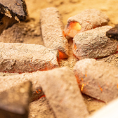 当店では食材や黒豚を、贅沢に囲炉裏の炭火にでご提供しております。炭火の遠赤外線はお湯を穏やかに温め、豚肉を固くせず、柔らかくふっくらと仕上げます。さらに、炭の香りがだしにほのかに移り、豚肉の甘みをより一層引き立てます。