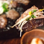 馬肉の石焼きステーキや近江牛（A５ランク）ハラミの石焼き。食欲をそそる香りと旨みが嬉しい。