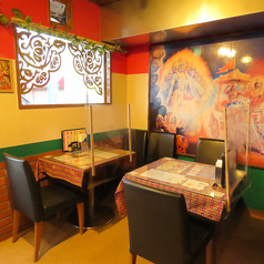 少人数のお食事にぴったりな2名用のテーブル席を8卓ご用意！落ち着いた雰囲気の中、インド料理を楽しみながら素敵なひとときをお過ごしください♪