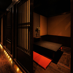 【4名様向け完全個室】雰囲気も自慢の個室！女子会、男子会、会社飲み会、お友達同士や、ご家族にも◎人数に合わせてお席にご案内いたします。様々なシーンに最適な旬の食材を使用した飲み放題付の宴会コースも各種ご用意しています。また単品でのアラカルト用の飲み放題プランも併せてご利用くださいませ。