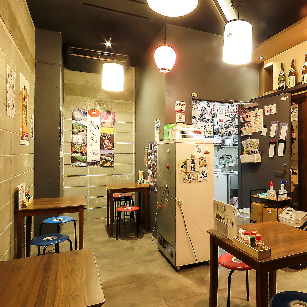 仲間や家族とゆったり座れるテーブル席。賑やかに楽しめ、笑顔あふれる時間を過ごせる空間です。