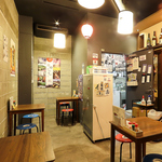 仲間や家族とゆったり座れるテーブル席。賑やかに楽しめ、笑顔あふれる時間を過ごせる空間です。