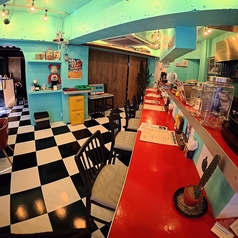 お一人様でゆっくりとお食事を楽しんだり、大切なご友人や恋人とのデートにもおすすめのカウンター席