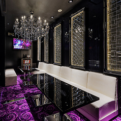 シャンデリアがきらめくソファーシートのVIPルーム。予約時、お部屋代が別途、掛かります。