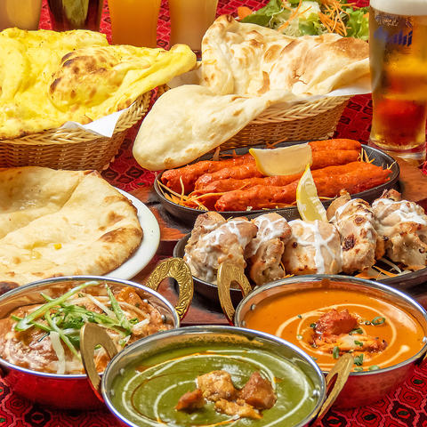40種のスパイスが香る濃厚カレーや、多彩な一品料理が食べ飲み放題で楽しめるお店♪