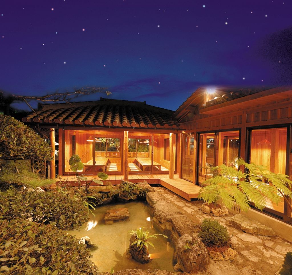 池を眺めるお座敷が人気。中庭を見渡せるお座敷や貸し切りのできるはなれもございます。（はなれ南）