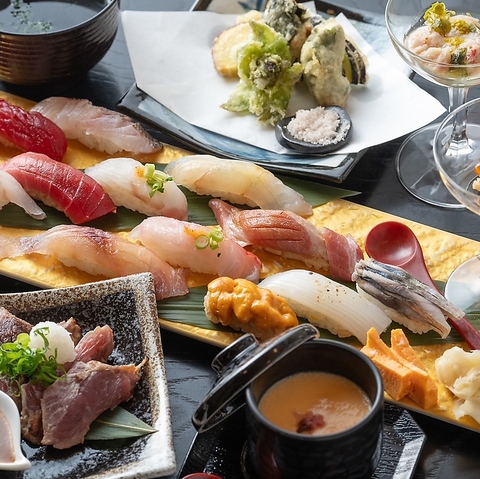 店主が握る繊細で美しい寿司と、魚介を存分に楽しませてくれる割烹
