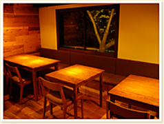 2、3名様用のテーブル席が2つございます