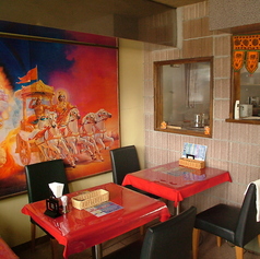 友人や家族と過ごすのに最適な4名用テーブル席が2卓ござます♪広々とした空間で、インドの風味豊かな料理を囲んで楽しい会話をお楽しみください！