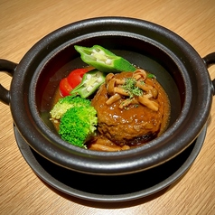 知多牛ミンチ100％の煮込みハンバーグの写真