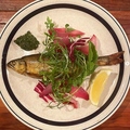 料理メニュー写真&nbsp;アユのコンフィと葉野菜のサラダ仕立て