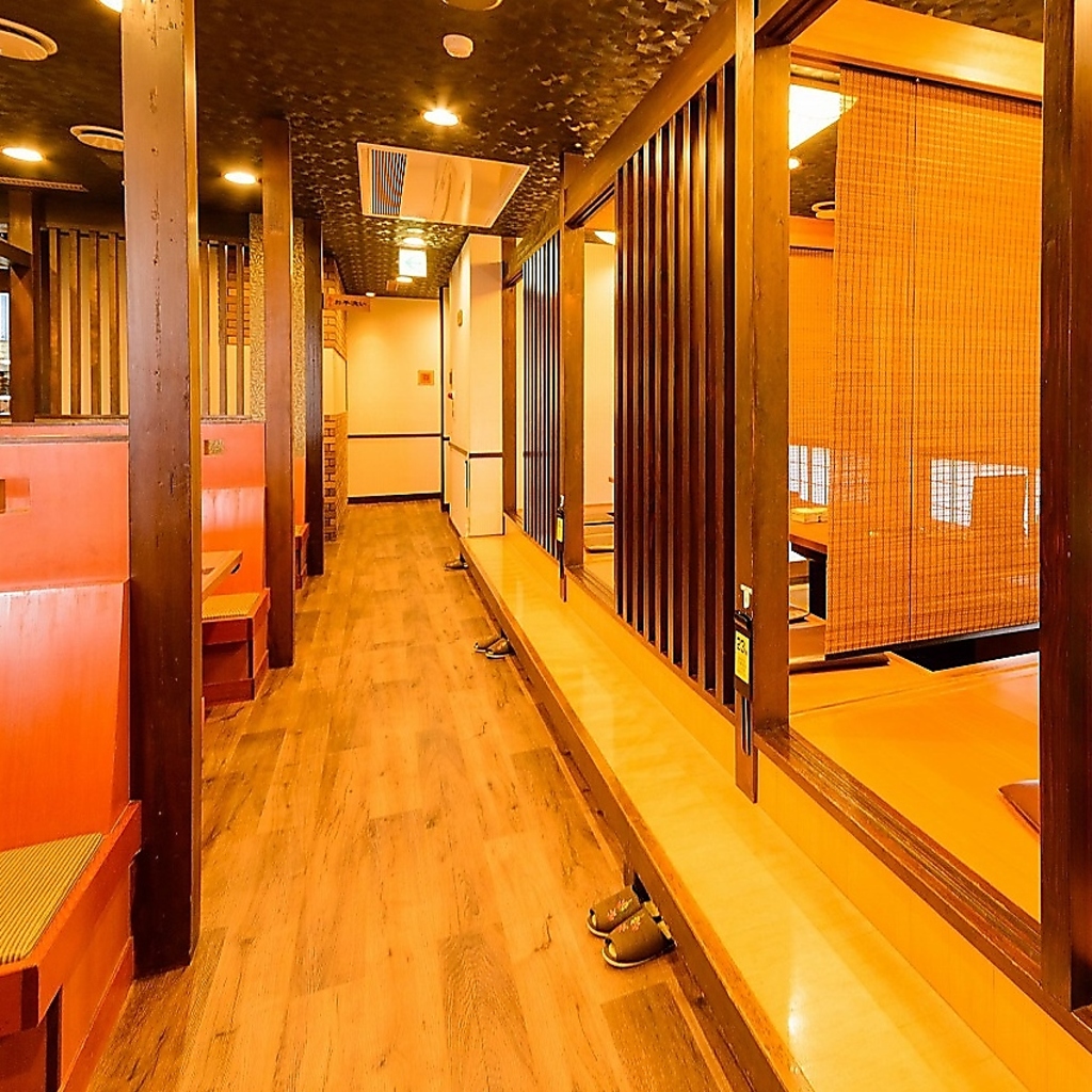 和風で落ち着いた雰囲気の広々とした店内。仕切りのある掘りごたつ席はお子様連れでも安心◎