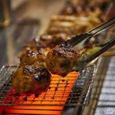 テーブル席を中心とし、会社の宴会や歓迎会、送別会などの団体利用にも最適です。店内は和を基調とした落ち着いた雰囲気で、プライベートな飲み会や女子会、デートなど、さまざまなシーンに対応可能です。駅から徒歩約2分というアクセスの良さも魅力の一つです。【新潟 新潟駅 飲み放題 国産 焼鳥 焼き鳥 牛タン つくね】