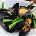 料理メニュー写真&nbsp;●ムール貝とニンニクの芽の炒め物