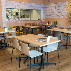 店内には4名掛けのテーブル席が3卓あり、家族や友人との食事、女子会やママ会に最適なレイアウトをご用意しています。広々とした空間で、テーブル連結も可能なので、大人数での利用や貸切パーティーにも対応できます。落ち着いた雰囲気で、特別なひとときをぜひお楽しみください。