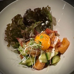 サーモンユッケ