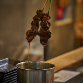 テーブル席を中心とし、会社の宴会や歓迎会、送別会などの団体利用にも最適です。店内は和を基調とした落ち着いた雰囲気で、プライベートな飲み会や女子会、デートなど、さまざまなシーンに対応可能です。駅から徒歩約2分というアクセスの良さも魅力の一つです。【新潟 新潟駅 飲み放題 国産 焼鳥 焼き鳥 牛タン つくね】