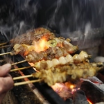 備長炭で香ばしく焼き上げた本格炭火焼き鳥。精肉問屋直営だからできる厳選素材を使用。
