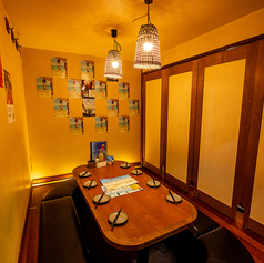 掘りごたつ式の個室で、足を下ろしてくつろげる造り。プライベートな空間を重視したい方におすすめです。周りを気にせずお話ができるので、会食や接待、家族の集まり、女子会・合コン・誕生日に！お部屋に限りがあるので、予約がオススメです！