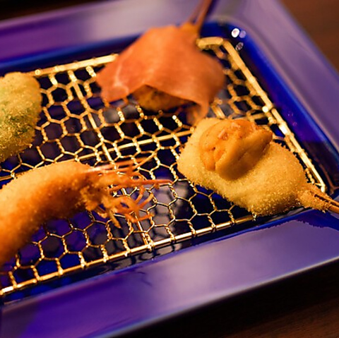 厳選素材と名店の技が光る「記憶に残る串揚げ」をお楽しみください。