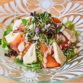 料理メニュー写真&nbsp;スモークサーモンとクリームチーズのシーザーサラダ