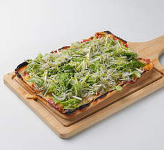 シラスとバジルソースのピザ