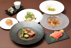 旬の食材と技術が織りなす贅沢なコースのこだわり