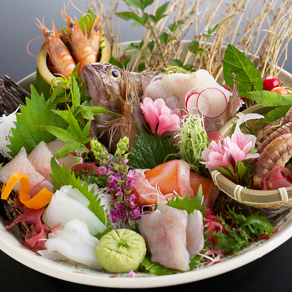 ほとんどのお客様が注文してくださいます「お造り盛合せ」旬の魚から珍しい魚までご用意しております