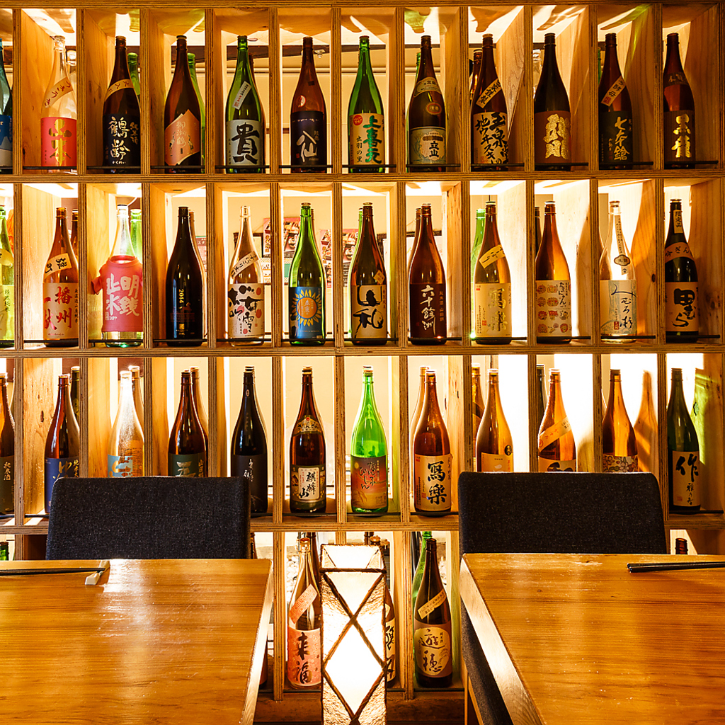 豊富な種類の日本酒が並ぶ棚は圧巻です。是非あなたも自分好みの一杯を見つけてみよう♪