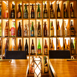 豊富な種類の日本酒が並ぶ棚は圧巻です。是非あなたも自分好みの一杯を見つけてみよう♪