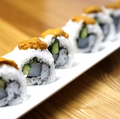料理メニュー写真&nbsp;ウニをのせたイカとキュウリの巻きずし