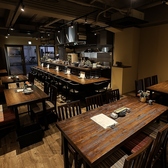 【くつろげるカウンターとテーブル席】当店の高級感漂うソファーカウンターはデートにもオススメとなっております!雰囲気◎の高級感漂うカウンター席はお一人様にもピッタリですお酒にあう逸品を種類豊富にご用意しておりますので大切な方と並んで座りながらごゆっくりおくつろぎいただける特別な空間です。
