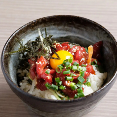 〆のミニユッケ丼