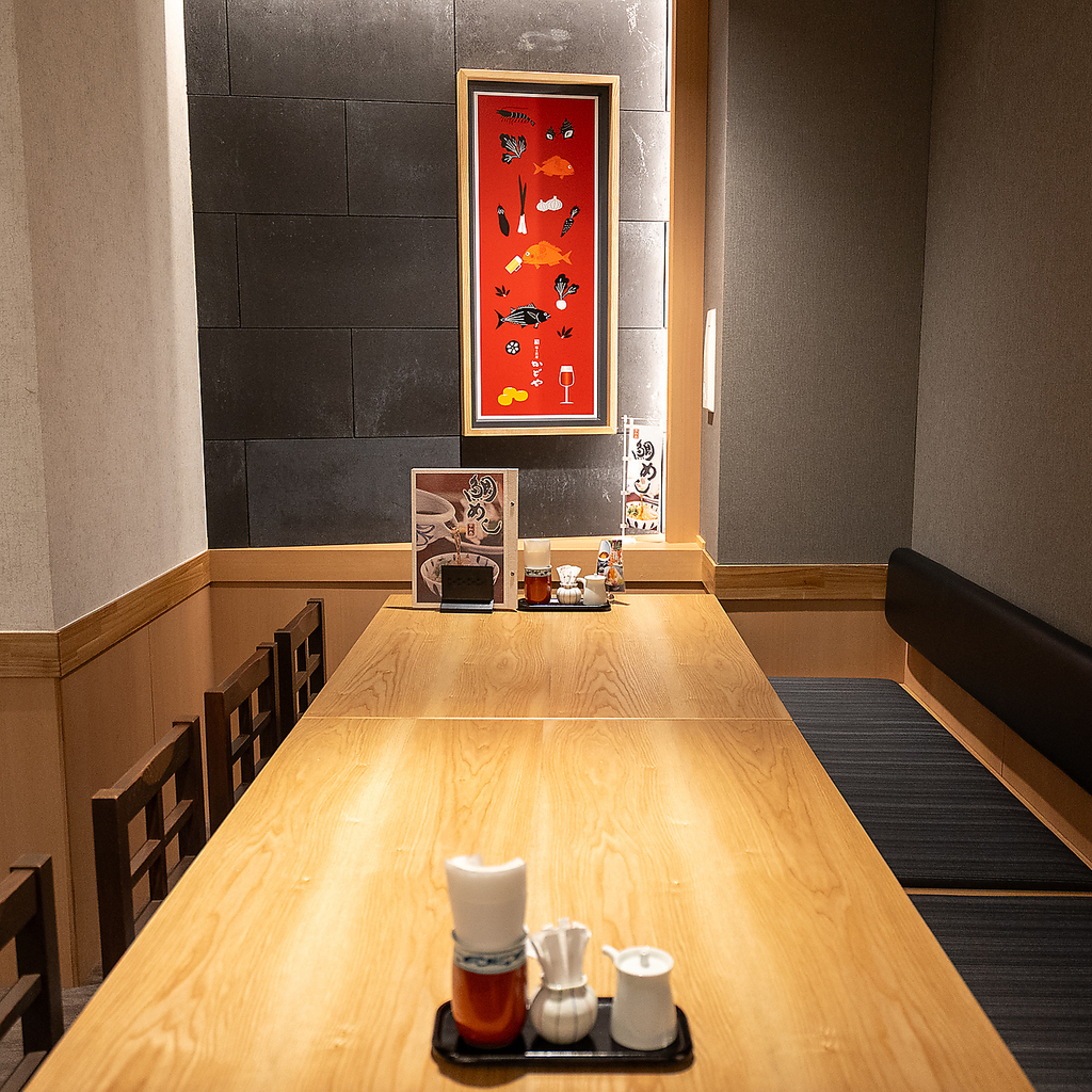 和の情緒に溢れ、落ち着いた雰囲気の店内。柔らかな照明に照らされて、ゆったりと食事を楽しめます。